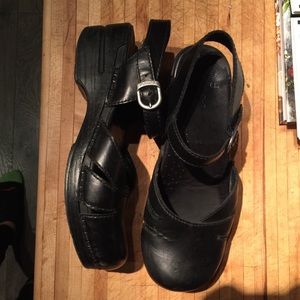 Dansko MaryJanes, in black. Size 40